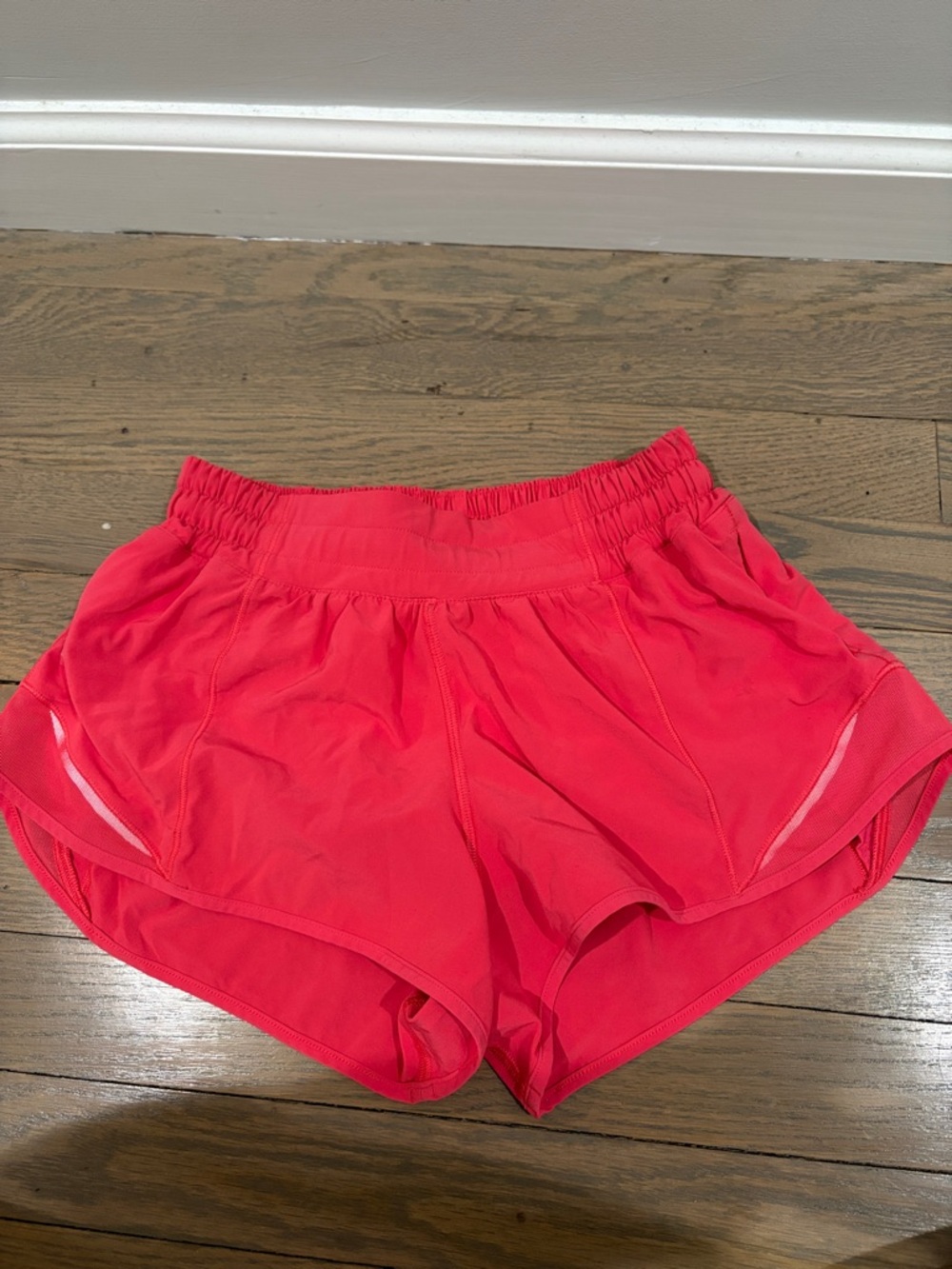 Lululemon hot pink 2.5 in hotty hots
Size: 4
IN GREAT CONDITION